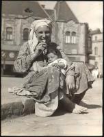Kovács Ernő (?-): Óbuda, cigány asszony, hátoldalon feliratozott fotó, 24×18 cm
