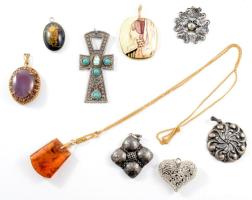 9 darab medál, közte kő berakással