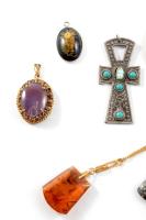 9 darab medál, közte kő berakással