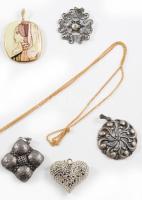 9 darab medál, közte kő berakással