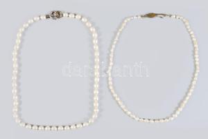 2 darab tenyésztett gyöngy nyaklánc, egyik ezüst (Ag) szerelékkel.