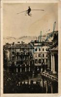 Fiume, Rijeka; Strohschneider Artúr testnevelés tanár kötéltáncos a város felett a színházzal. Foto ...
