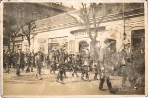 1939 Komárom, Komárno; felvonulás, Radó Ernő, Galgóczy József üzlete / procession, shops. Wojtowicz fényképész felvétele, photo (EB)