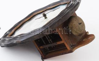 Régi német falióra, falusi tájkép ábrázolással, súlyaival, kis sérüléssel, 27x25 cm