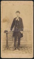 cca 1865 Fiatalember portréja, keményhátú fotó Deák László pesti műterméből, 10,5×6,5 cm