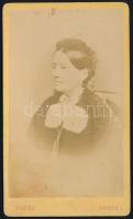 1875 Női portré, keményhátú fotó Schodisch Lajos felsőőri műterméből, karton részben szétvált, 10,5×6,5 cm