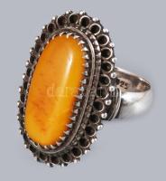 Ezüst (Ag) gyűrű, borostyán berakással, jelzett, m:59, bruttó 9,2g