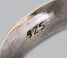 Ezüst (Ag) gyűrű, borostyán berakással, jelzett, m:59, bruttó 9,2g