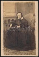 cca 1860 Idős hölgy portréja, keményhátú fotó Pesky Ede pesti műterméből, 10,5×6,5 cm