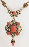1890-1910 körül, aranyozott ezüst (Ag) nyaklánc medállal, kisméretű gyöngy és caboson csiszolású kor...