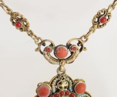 1890-1910 körül, aranyozott ezüst (Ag) nyaklánc medállal, kisméretű gyöngy és caboson csiszolású kor...