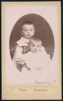 cca 1900 Két gyerek portréja, keményhátú fotó Regetzky műterméből, kézzel szignált, szecessziós hátlappal, 10,5×6,5 cm