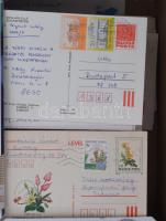 370 db magyar futott díjjegyes levelezőlap, képes levelezőlap, kiegészítő bélyeges, többes-, színes-, vegyes bérmentesítésekkel is, dobozban
