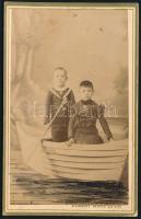 cca 1890 Gyerekek csónakban, keményhátú fotó Kemény Márk és Fia ungvári műterméből, 10,5×6,5 cm