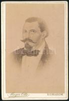 cca 1885 Férfiportré, keményhátú fotó Mager Ottó komáromi műterméből, 16,5×10,5 cm