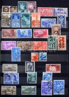 Olaszország alapgyűjtemény 1900-tól közepes és A/4-es berakóban + kb. 45 db modern postatiszta bélye...