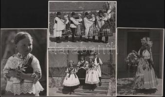 cca 1936 Népviseletben, Czvek Gyula 4 db pecséttel jelzett, vintage fotóművészeti alkotása, 18×12 cm