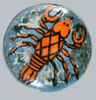 Bártfay Judit: Rákos tál. Színes mázakkal festett kerámia, jelzett, kis mázhibával, d: 21 cm