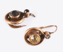 Arany (Au) fülbevaló pár, sérült, kővel, jelzett, 14k, bruttó 2,24g