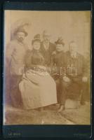 cca 1900 Társaság csoportképe, keményhátú fotó Le Bon Ostende-i műterméből, 16,5×10,5 cm