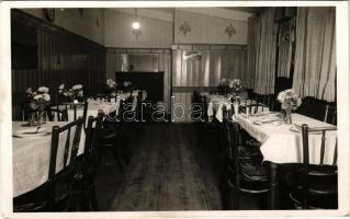 1943 Budapest V. Belvárosi Gödör étterem, belső, Arany Ászok sör reklámtáblája