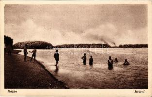 Rajka, strand, fürdőzők. Róth János kiadása