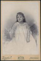 cca 1890 Kislány jelmezben, keményhátú fotó Zsunk nagyváradi műterméből, 16,5×10,5 cm