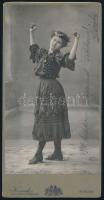 cca 1910 Lány jelmezben, keményhátú fotó Kossak aradi műterméből, szecessziós hátlappal, 21,5×11 cm