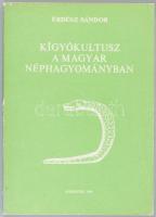 Erdész Sándor: Kígyókultusz a magyar néphagyományban. Studia Folkloristica et Ethnographica 12. Debrecen, 1984, Kossuth Lajos Tudományegyetem Néprajzi Tanszéke, 180 p. Kiadói papírkötés, kopott borítóval.