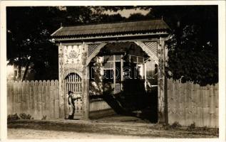 Csíkdánfalva, Danesti; székelykapu / Transylvanian folklore, carved wooden gate. Atelier Gust (Brasov) photo
