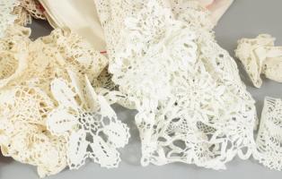 Doboznyi vegyes hímzett textil és csipke
