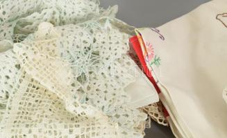 Doboznyi vegyes hímzett textil és csipke