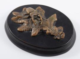 Antik bronz szarvasbogár tölgyfa levélen, fa lapon, 16x12 cm