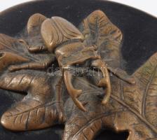 Antik bronz szarvasbogár tölgyfa levélen, fa lapon, 16x12 cm