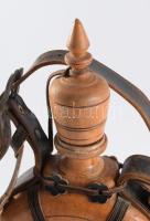 Bőr szerelékes fa kulacs, m: 32 cm