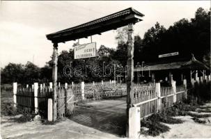 Eger, Szépasszonyvölgyi csárda, "Kitűnő egri fajborok!". Bakonyi Béla felvétele. Képzőművészeti Alap Kiadóvállalat