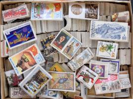 Kb 8.000 db vegyes külföldi bélyeg tízesekben, kötegekben, bündlikben, dobozban