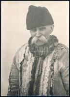 cca 1960 Filákovics Mihály híres mohácsi busóálarc-készítő fotója, hátoldalon felirattal, 18×13 cm