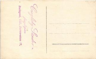 Itt van a bor, ami pukkanós... Vukovics - Schultz A. - Metzler. Czeglédy Sándor fényképész felvétele...