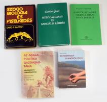 Vegyes könyvtétel, nagyrészt mezőgazdasággal kapcsolatos, 5 db:  Burgerné Gimes Anna: A mezőgazdasági földtulajdon és földbérlet. Bp., 2002, Akadémiai. Kiadói papírkötés.;  Czettler Jenő: Mezőgazdasági és szociális kérdés. Tanulmányok és parlamenti beszédek. Bp., 1995, Századvég - Akadémiai Kiadó - "Jászságért" Alapítvány - Püski. Kiadói kartonált papírkötés, aláhúzásokkal.;  Az agrárpolitika gazdaságtana. Válogatott tanulmányok. Szerk.: Fertő Imre és Éder Tamás. Bp., 1998, Századvég. Kiadói papírkötés.;  Major István: Mindennapi termőföldünk. Bp., 1987, Mezőgazdasági. Kiadói papírkötés.;  David P. Barash: Szociológia és viselkedés. Ford.: Gervai Judit. Edward O. Wilson és Kardos Lajos előszavával. Bp., 1980, Natura. Kiadói egészvászon-kötés, sérült papír védőborítóban, aláhúzásokkal.;