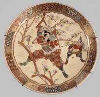 cca 1860-1880 Satsuma szamuráj mintás dísztányér. Japán, Meidzsi-kor, jó állapotban, d:31 cm