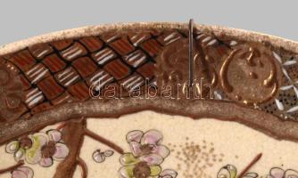 cca 1860-1880 Satsuma szamuráj mintás dísztányér. Japán, Meidzsi-kor, jó állapotban, d:31 cm