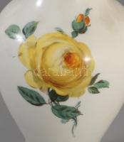 Meissen sárga rózsa mintás váza. Jelzett, kardos jelzés, szájánál kis lepattanással, m: 22,5 cm
