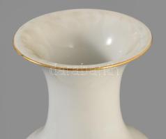 Meissen sárga rózsa mintás váza. Jelzett, kardos jelzés, szájánál kis lepattanással, m: 22,5 cm