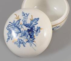 Meissen kék virágmintás bonbonier. Jelzett, két vonallal csiszolt kardos jelzés, hibátlan, d: 9 cm