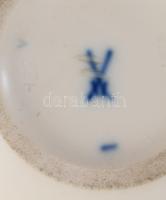 Meissen kék virágmintás bonbonier. Jelzett, két vonallal csiszolt kardos jelzés, hibátlan, d: 9 cm