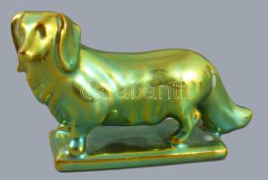 Zsolnay kisplasztika - Tacskó kutya. Eozin mázakkal bevont fehérfajansz, jelzett, hibátlan, 13x8 cm