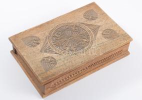 Imreh Zsigmond (1900-1965): Díszdoboz. Kolozsvár, 1926, faragott fa, jelzett, 14x9 cm