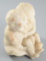 Fritz Kochendörfer (1871-1942): Gyermekek. Alabástrom, alján jelzett, München, 1890 körül. Korának m...