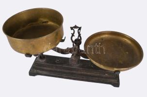 Antik öntöttvas mérleg, réz tányérokkal, súlyokkal, h: 50 cm